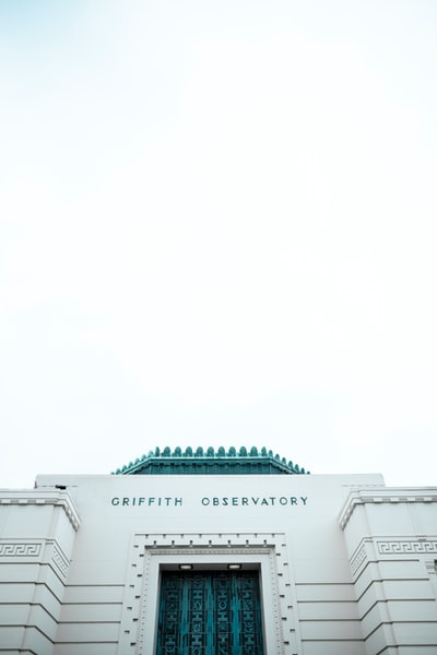 格里菲斯天文台的低角度照片

